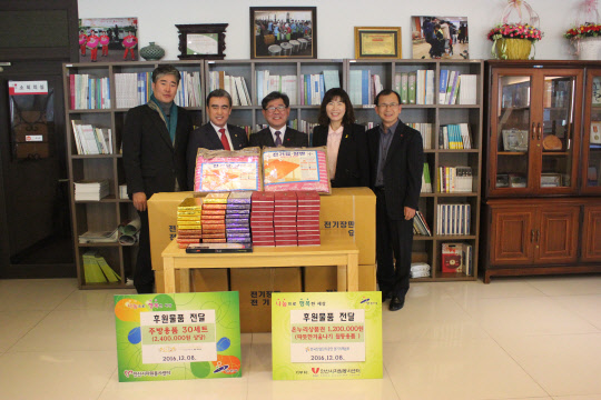 한국산업단지공단 경기지역본부(본부장 정인화)는 8일 안산스마트허브 입주기업 기양금속공업(대표 배명직)과 함께 안산시자원봉사센터를 방문해 겨울맞이 사랑의 물품 전달식을 가졌다. 산단공 경기본부는 전기요 등 월동용품 40개, 기양금속은 자체 생산한 주방생활용품 30세트를 전달했다. 이날 기부한 물품은 따뜻한 손길을 필요로 하는 지역사회의 독거노인 등에게 전달될 예정이다. 산단공 경기본부 제공